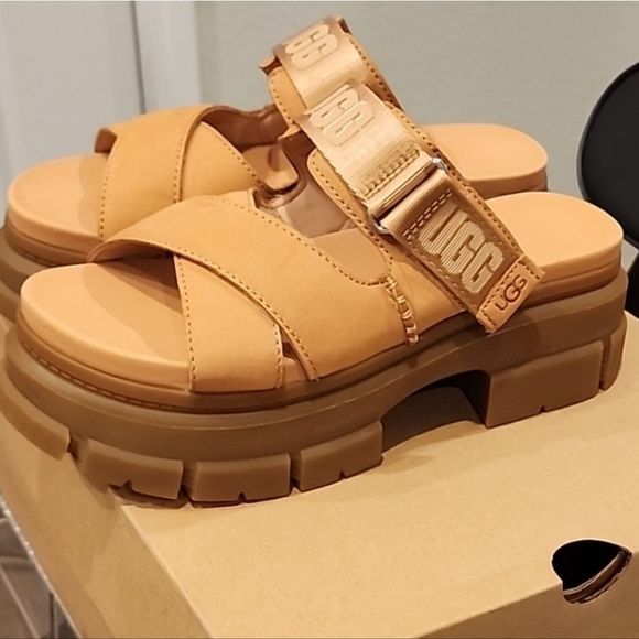 Ugg Ashton Chunky Sandal - Picture 9 of 9